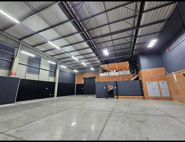530M² WAREHOUSE TO LET IN LONGLAKE